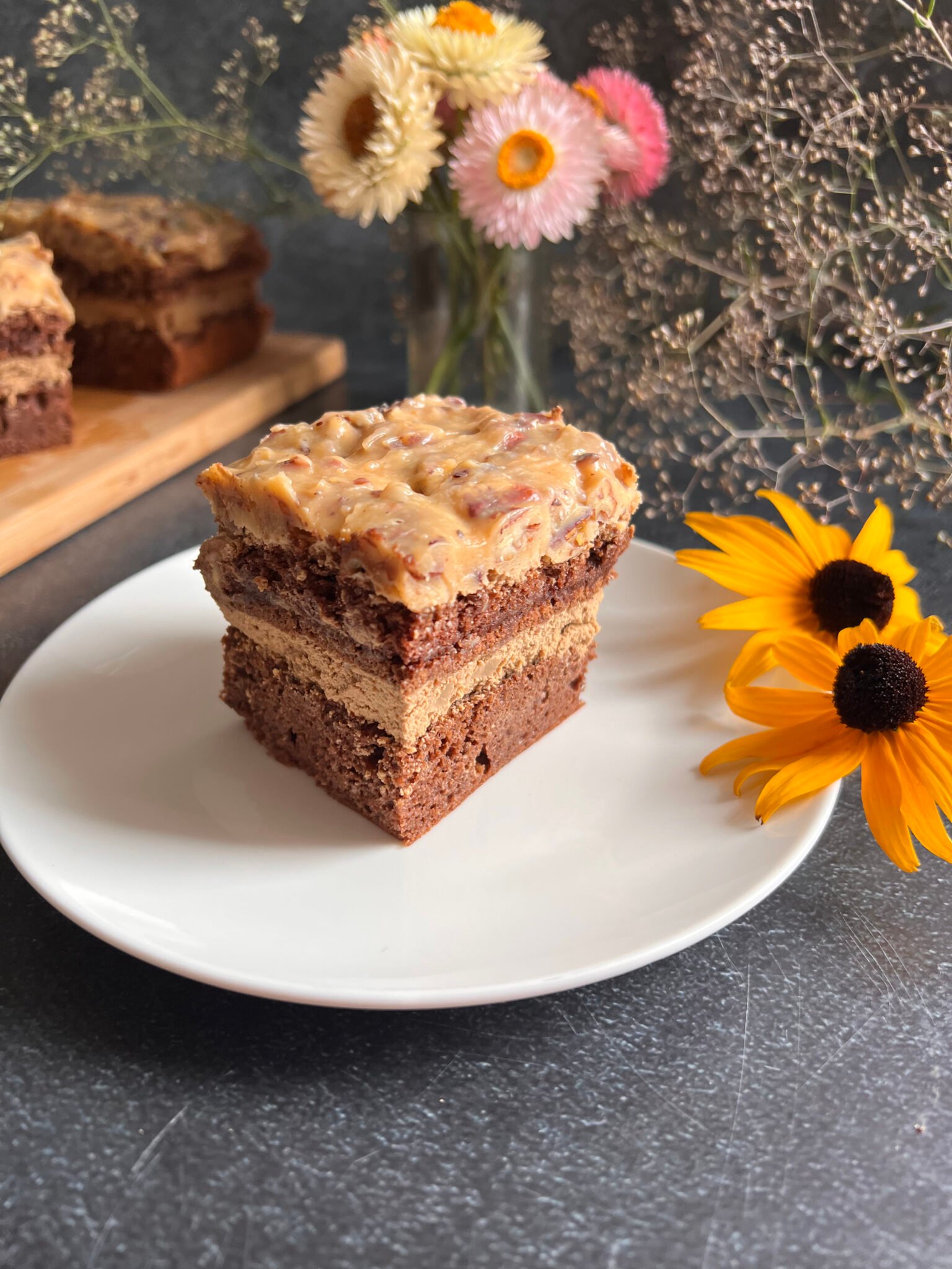 Keto tort kawowy z kajmakiem i orzechami - wyjątkowe ciasto na wyjątkowe okazje