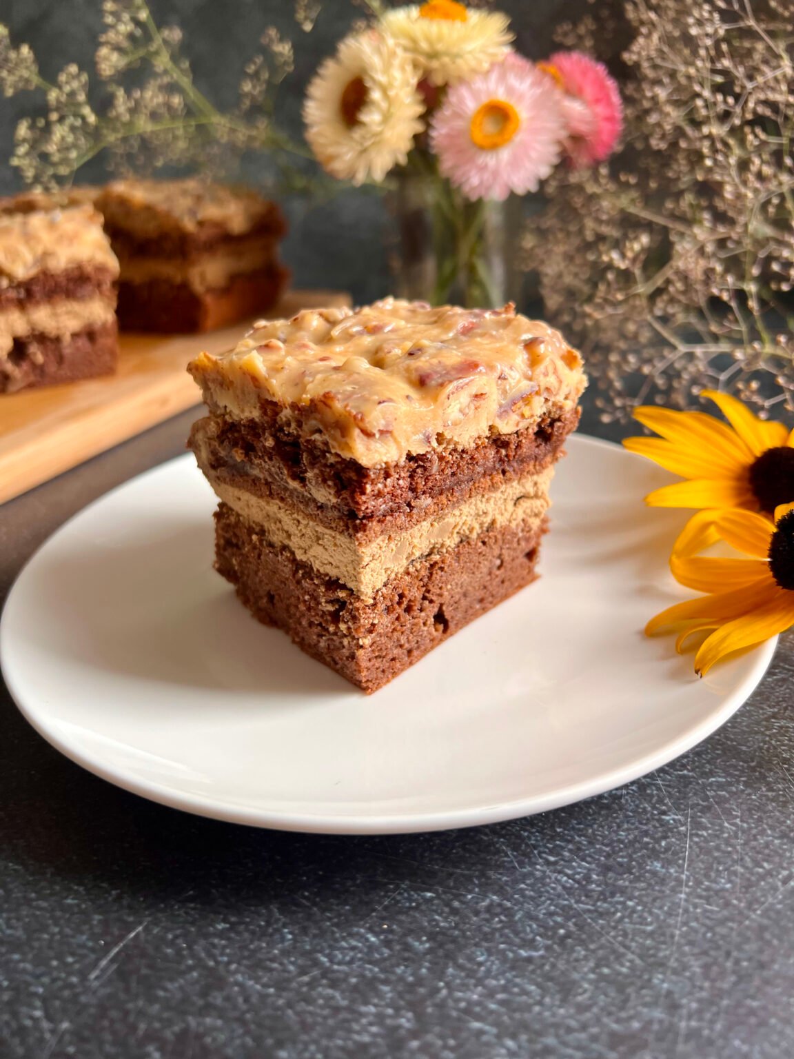 Keto tort kawowy z kajmakiem i orzechami - wyjątkowe ciasto na wyjątkowe okazje