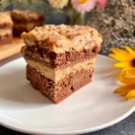 Keto tort kawowy z kajmakiem i orzechami