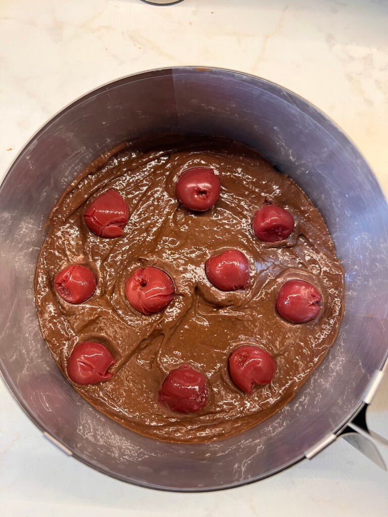 Keto tort Dulcynea czekoladowo - orzechowy z kremem śmietankowym