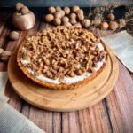 Keto tarta z kremem i orzechami w karmelu
