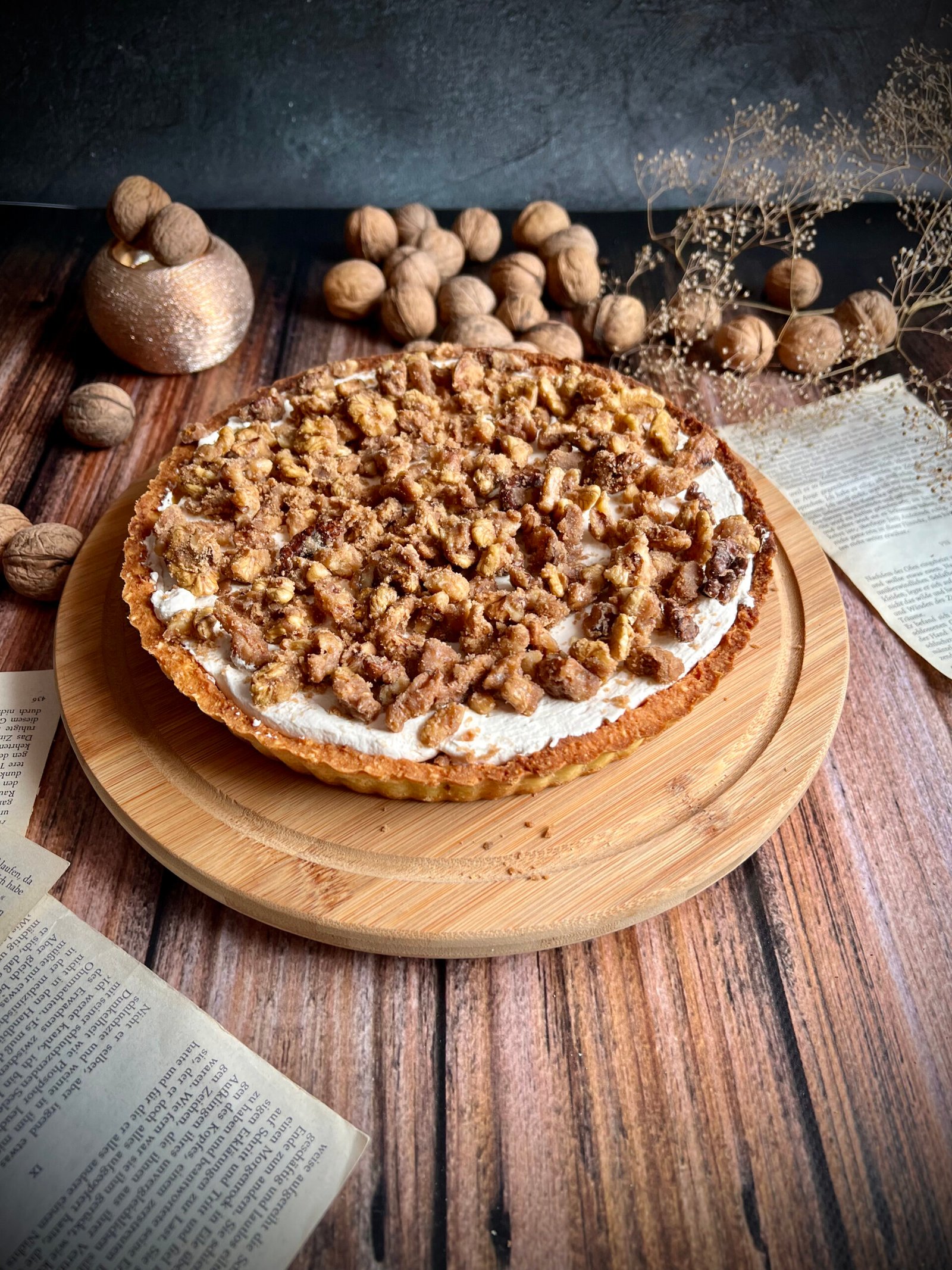 Keto tarta z powidłami śliwkowymi, delikatnym kremem i karmelizowanymi orzechami włoskimi