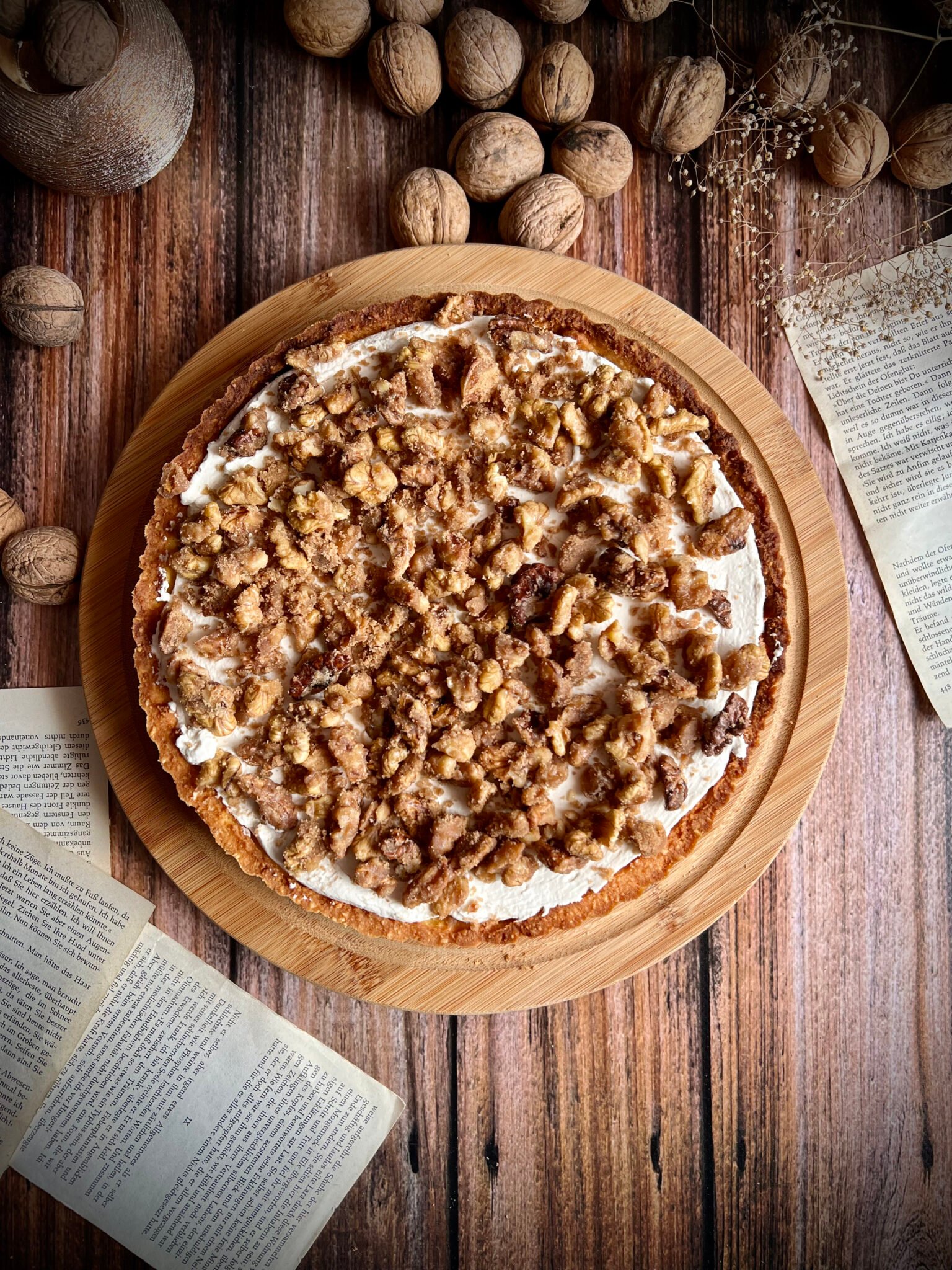 Keto tarta z powidłami śliwkowymi, delikatnym kremem i karmelizowanymi orzechami włoskimi
