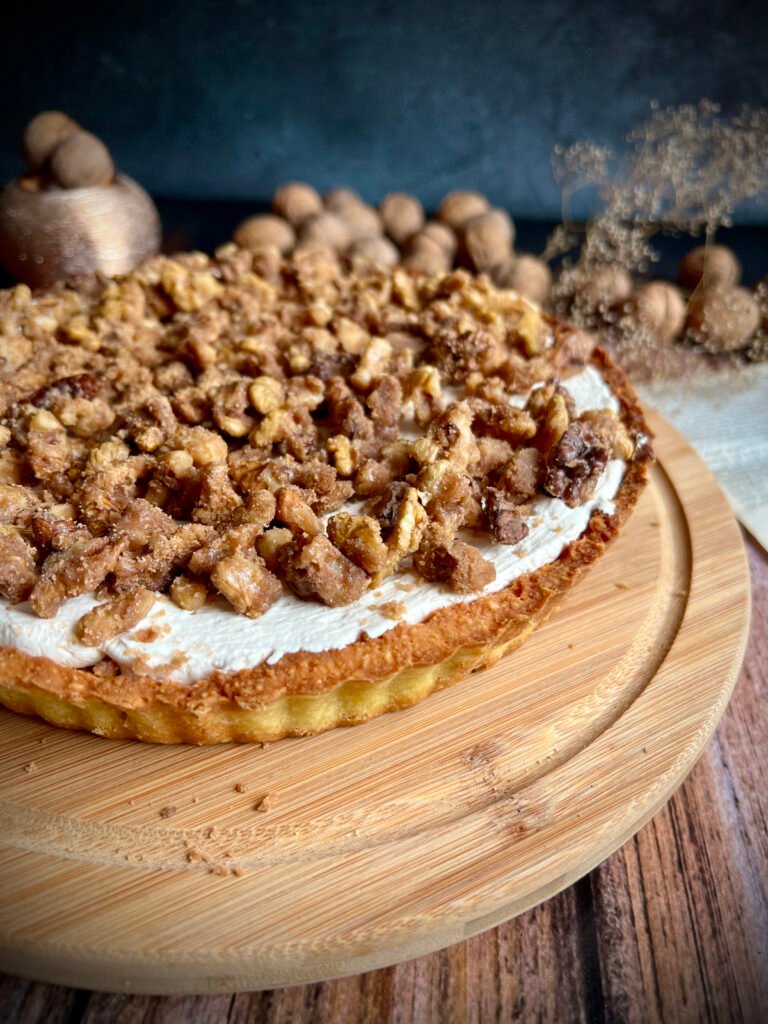 Keto tarta z powidłami śliwkowymi, delikatnym kremem i karmelizowanymi orzechami włoskimi