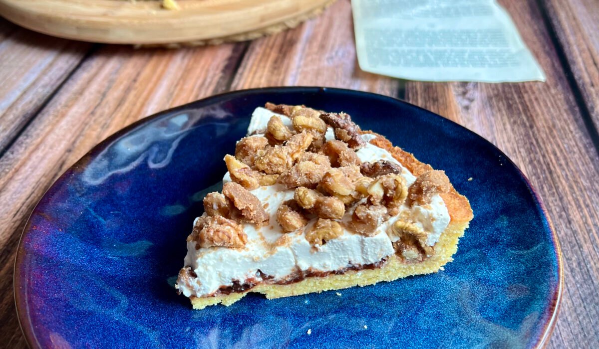 Keto tarta z powidłami śliwkowymi, delikatnym kremem i karmelizowanymi orzechami włoskimi