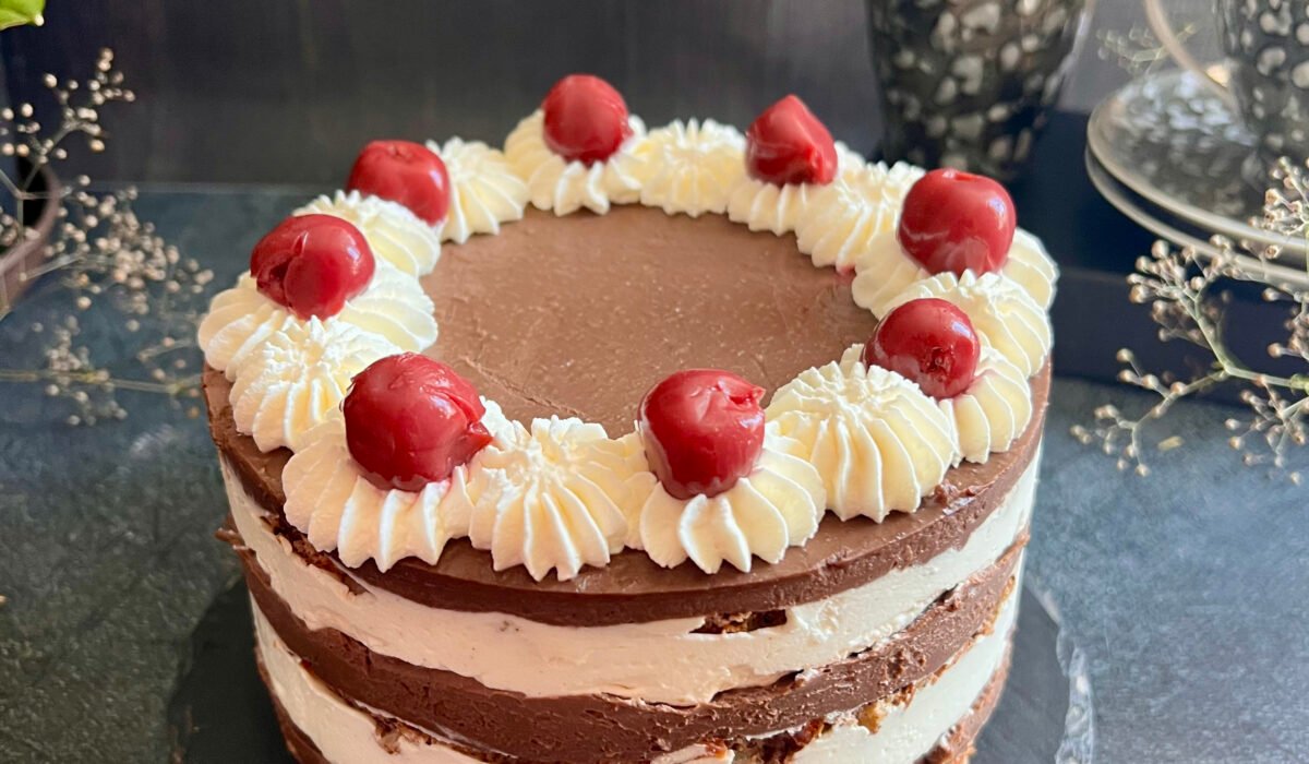 Keto tort Dulcynea czekoladowo - orzechowy z kremem śmietankowym