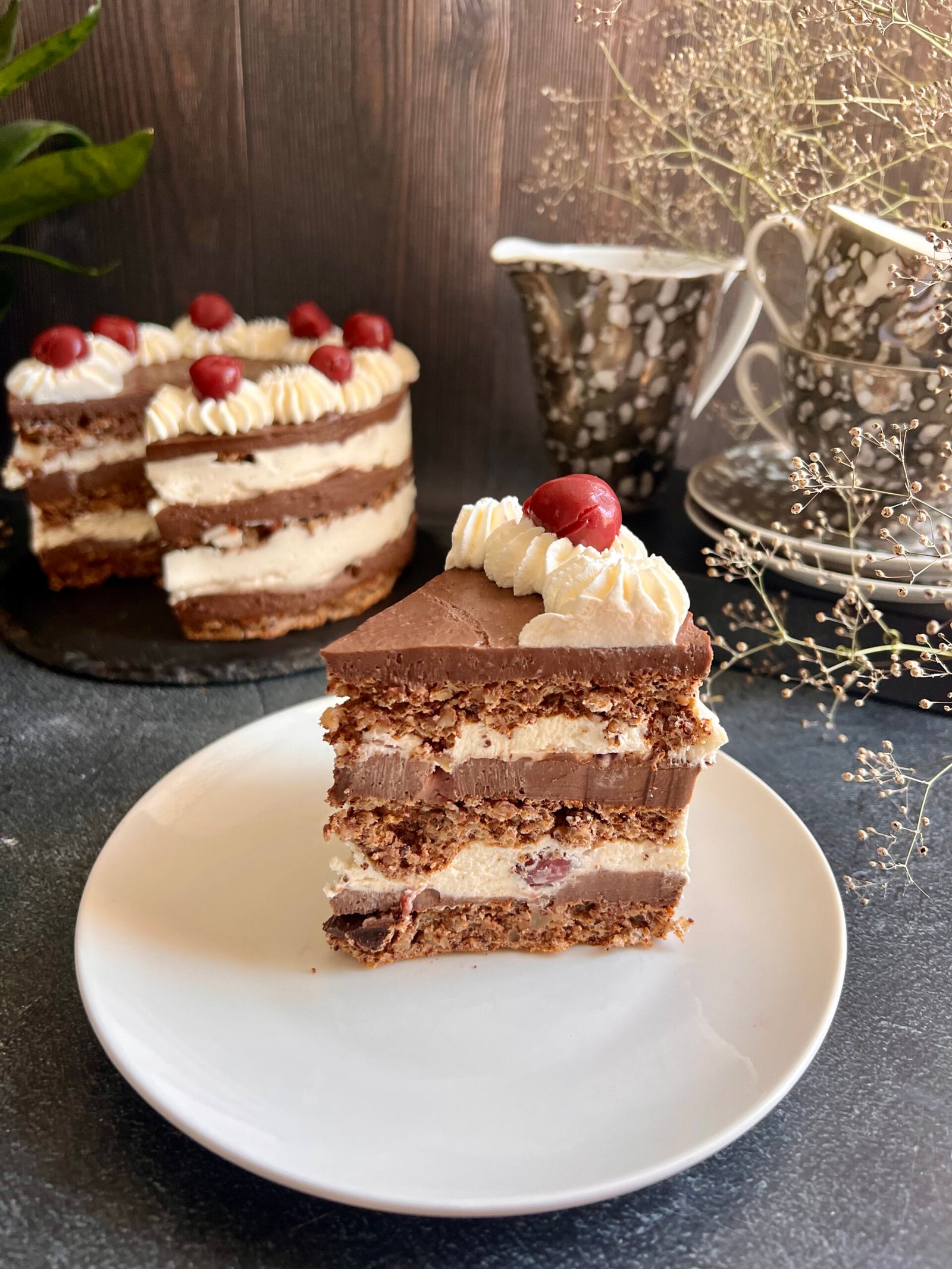 Keto tort Dulcynea czekoladowo - orzechowy z kremem śmietankowym