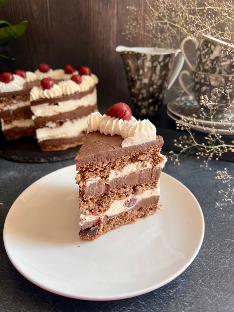 Keto tort Dulcynea czekoladowo - orzechowy z kremem śmietankowym