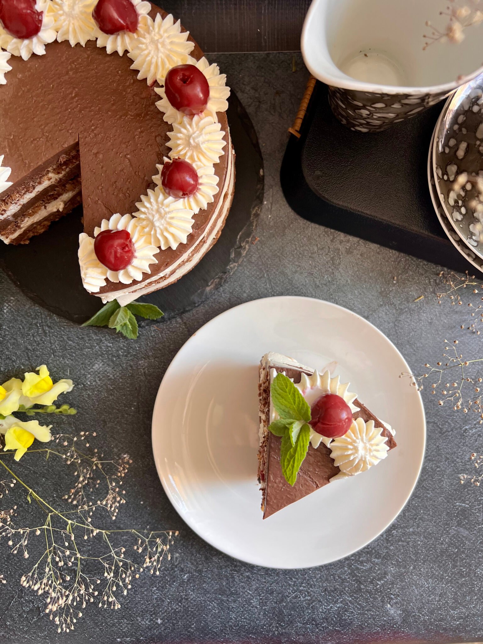 Keto tort Dulcynea czekoladowo - orzechowy z kremem śmietankowym