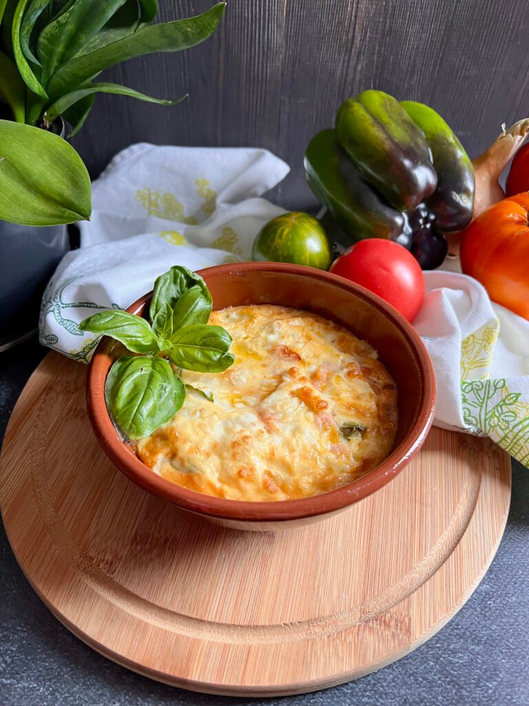 Keto zapiekanka z wędzonym łososiem i warzywami - prosta i sycąca