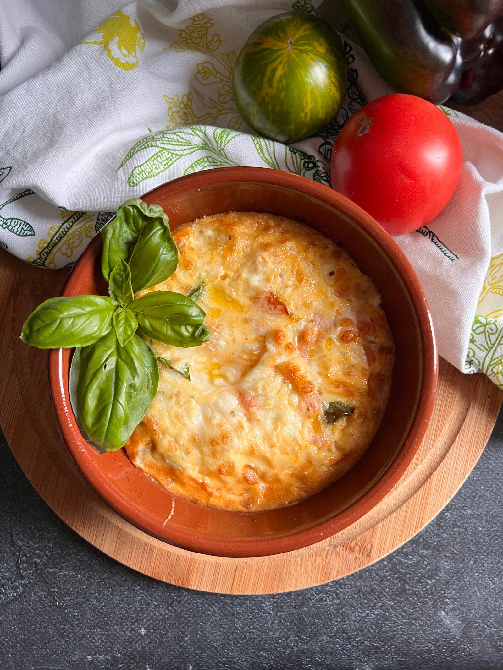 Keto zapiekanka z wędzonym łososiem i warzywami - prosta i sycąca