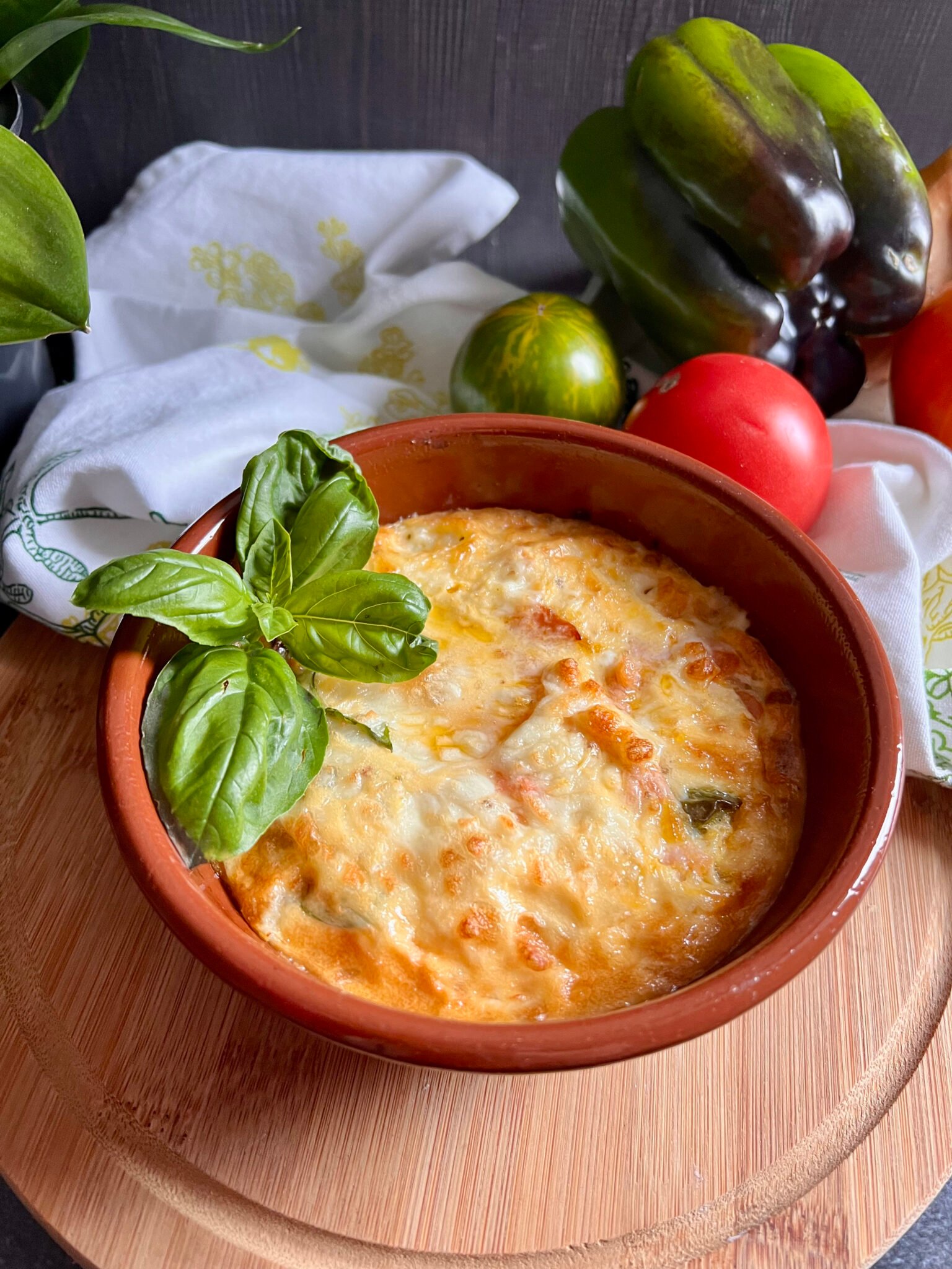Keto zapiekanka z wędzonym łososiem i warzywami - prosta i sycąca
