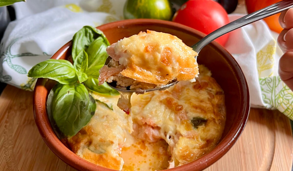 Keto zapiekanka z wędzonym łososiem i warzywami - prosta i sycąca
