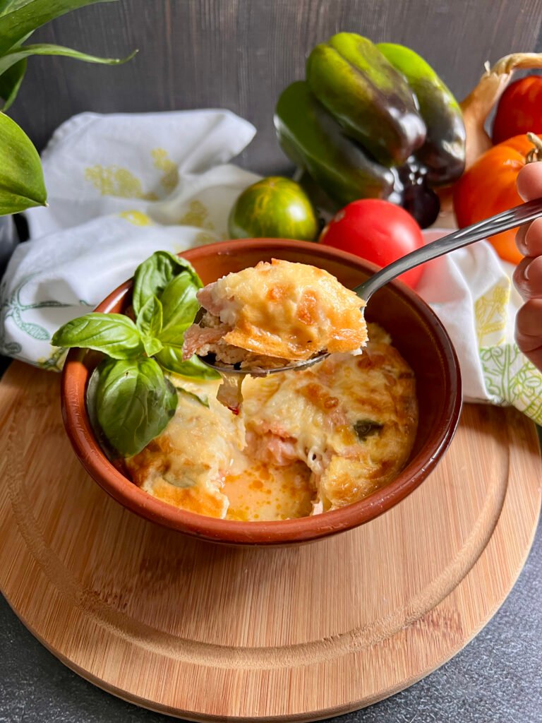 Read more about the article Keto zapiekanka z wędzonym łososiem i warzywami