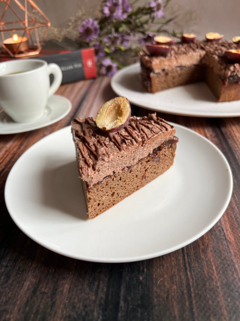 Read more about the article Keto tort czekoladowy z powidłami śliwkowymi
