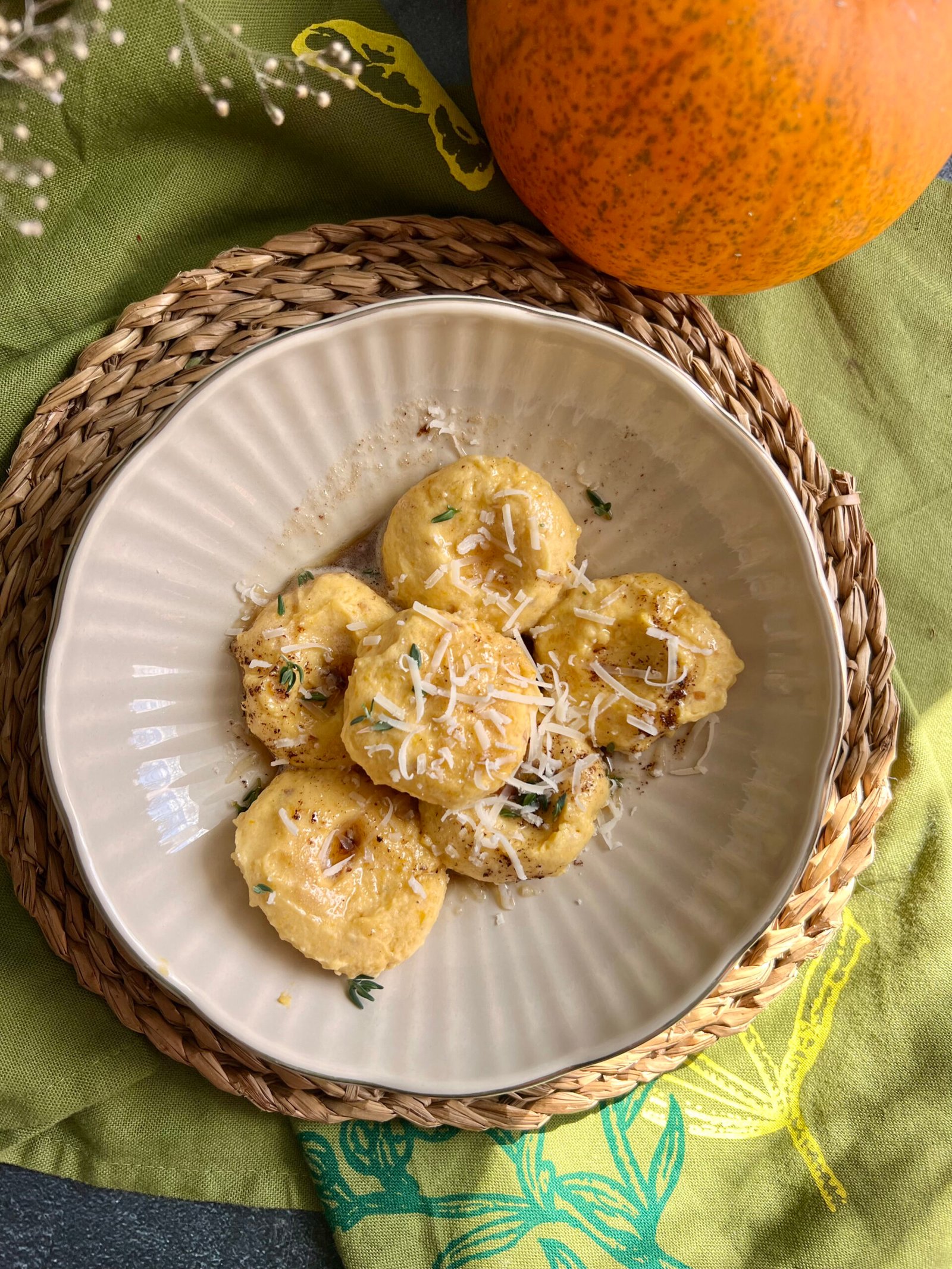 Keto kluseczki z dyni z parmezanem i serkiem kremowym - miękkie, delikatne, mięciutkie