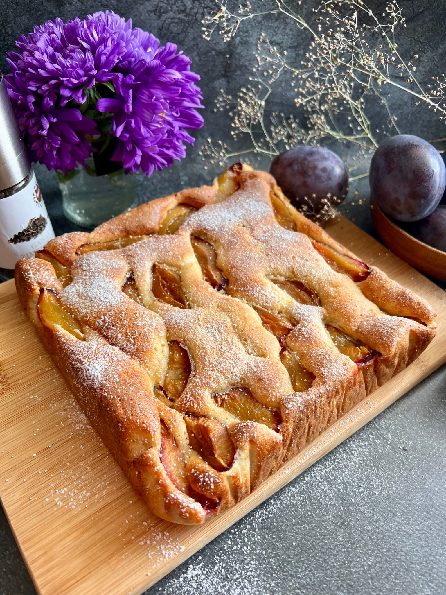 Keto ciasto ze śliwkami i cynamonem - puszyste i wilgotne!