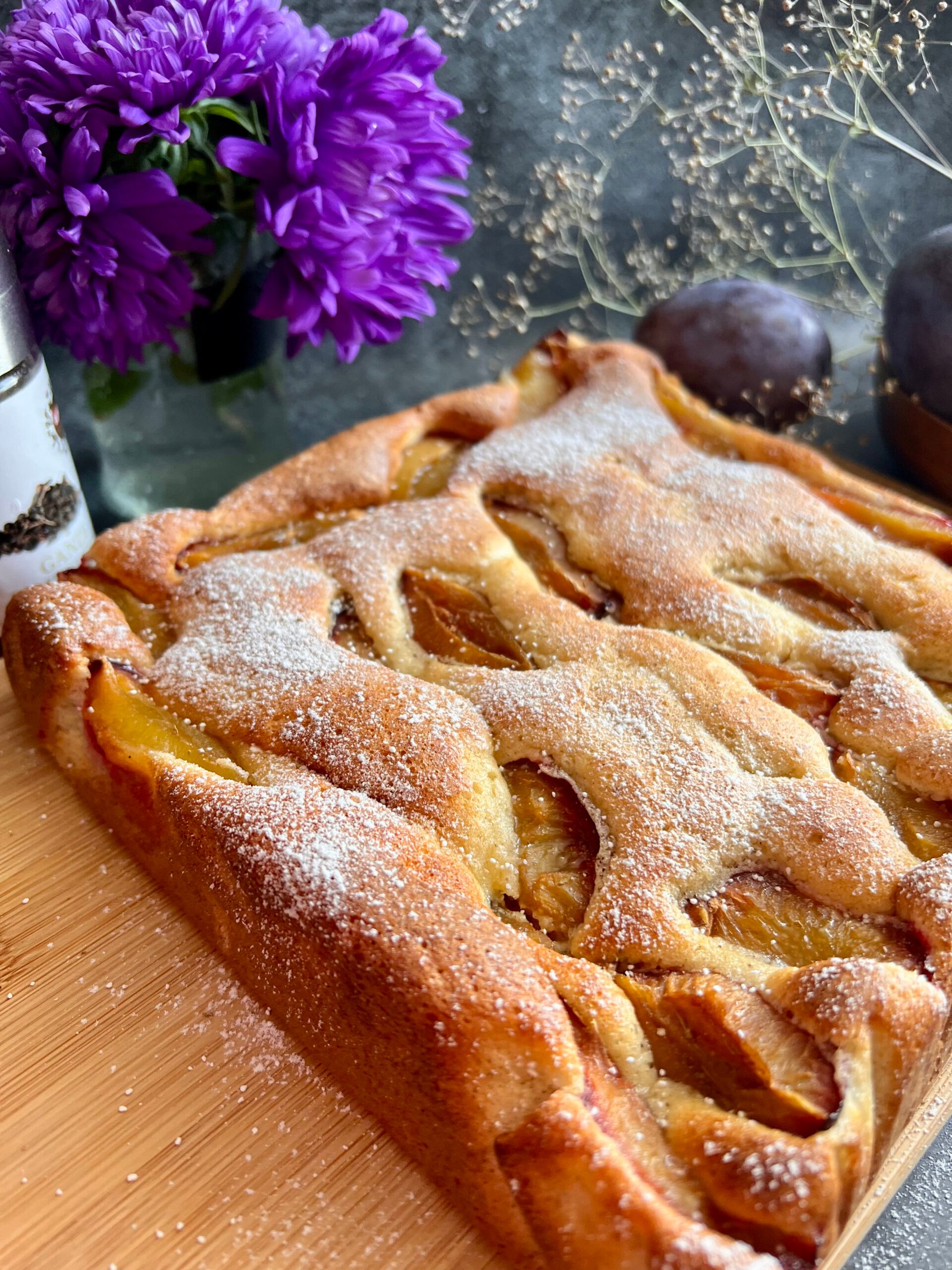 Keto ciasto ze śliwkami i cynamonem - puszyste i wilgotne!