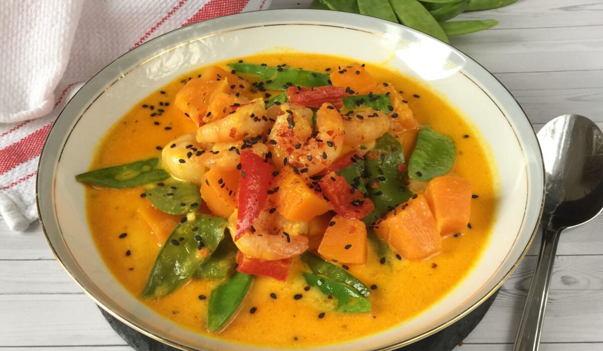 Keto curry z krewetkami i dynią - rozgrzewająca, sycąca zupa idealna na jesień