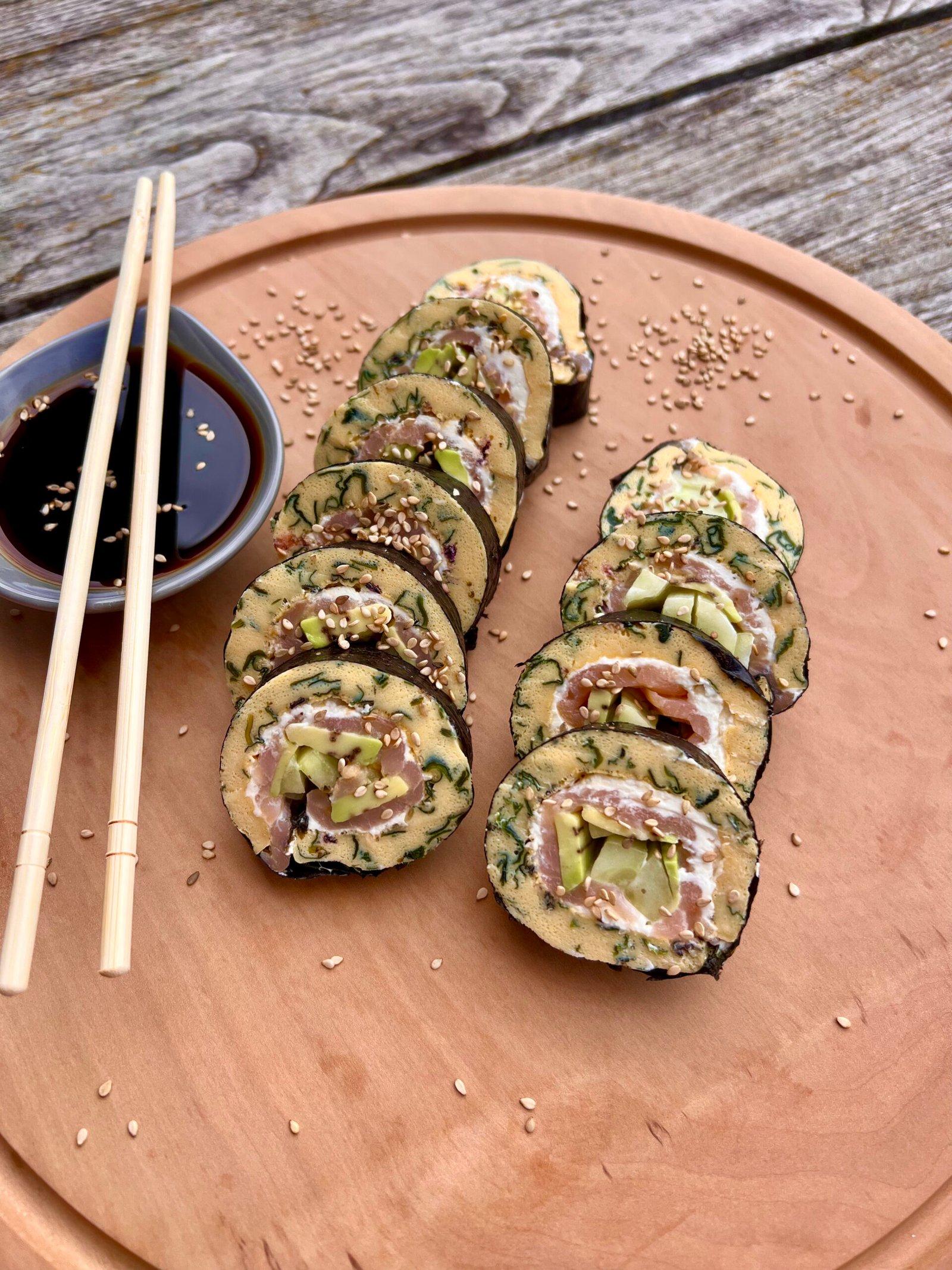 Keto sushi z omletem i wędzonym łososiem - pomysł na sycące śniadanie