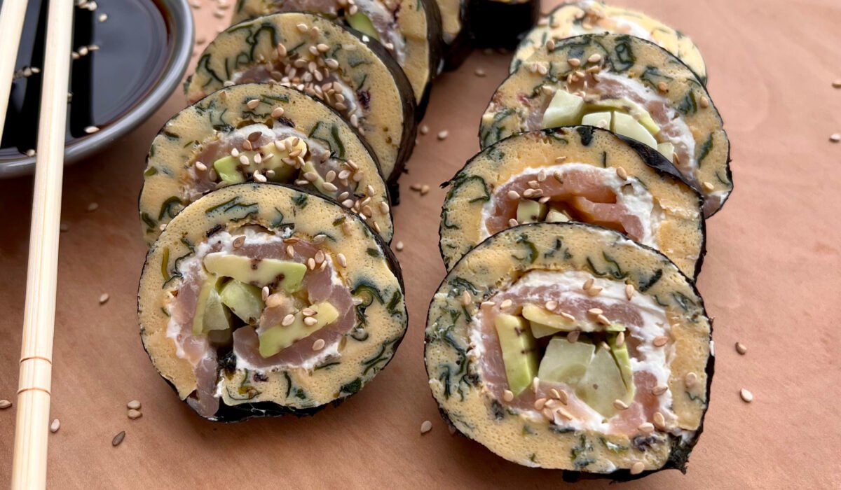 Keto sushi z omletem i wędzonym łososiem - pomysł na sycące śniadanie