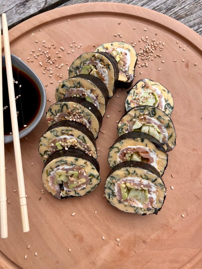 Read more about the article Keto Sushi z omletem i łososiem