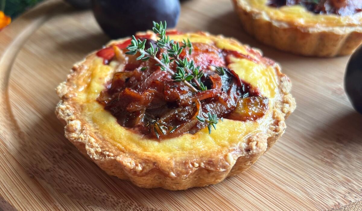 Tarta śliwkowa z wędzonym twarogiem - low carb