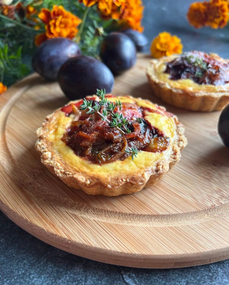 Read more about the article Tarta śliwkowa z wędzonym twarogiem low carb