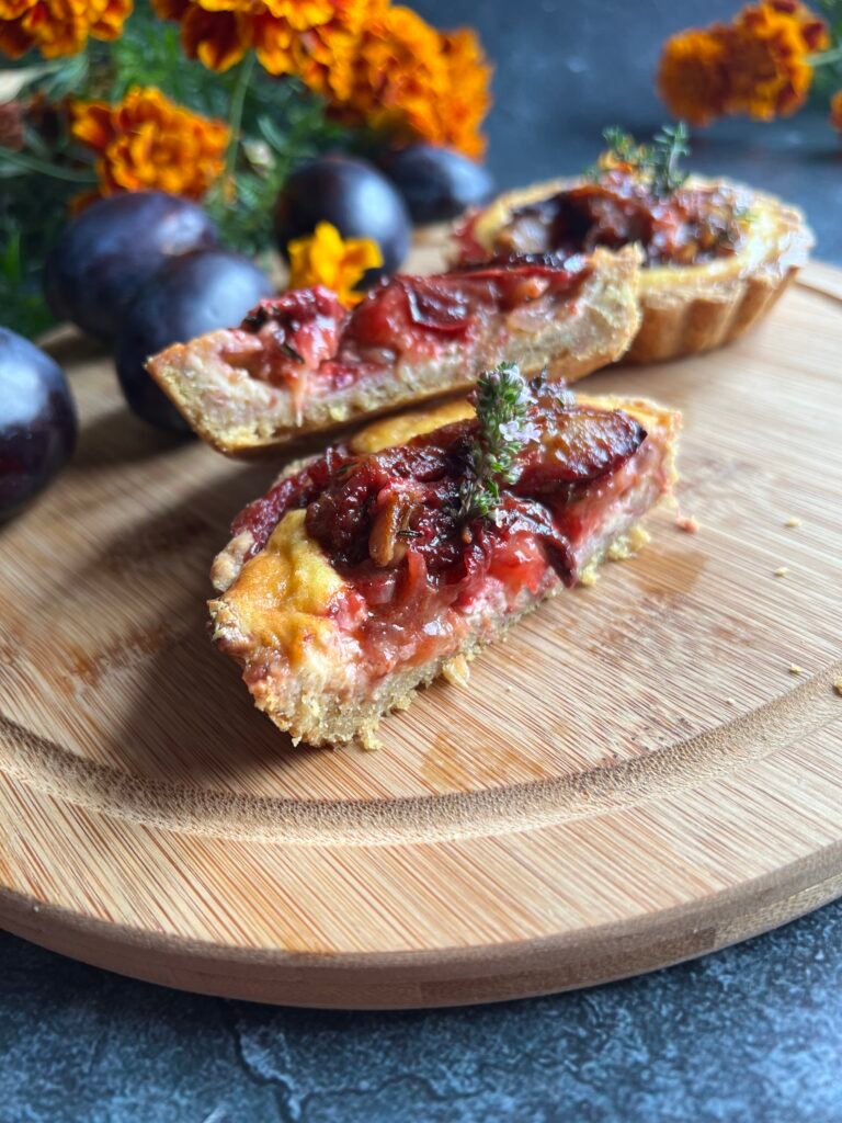 Tarta śliwkowa z wędzonym twarogiem - low carb