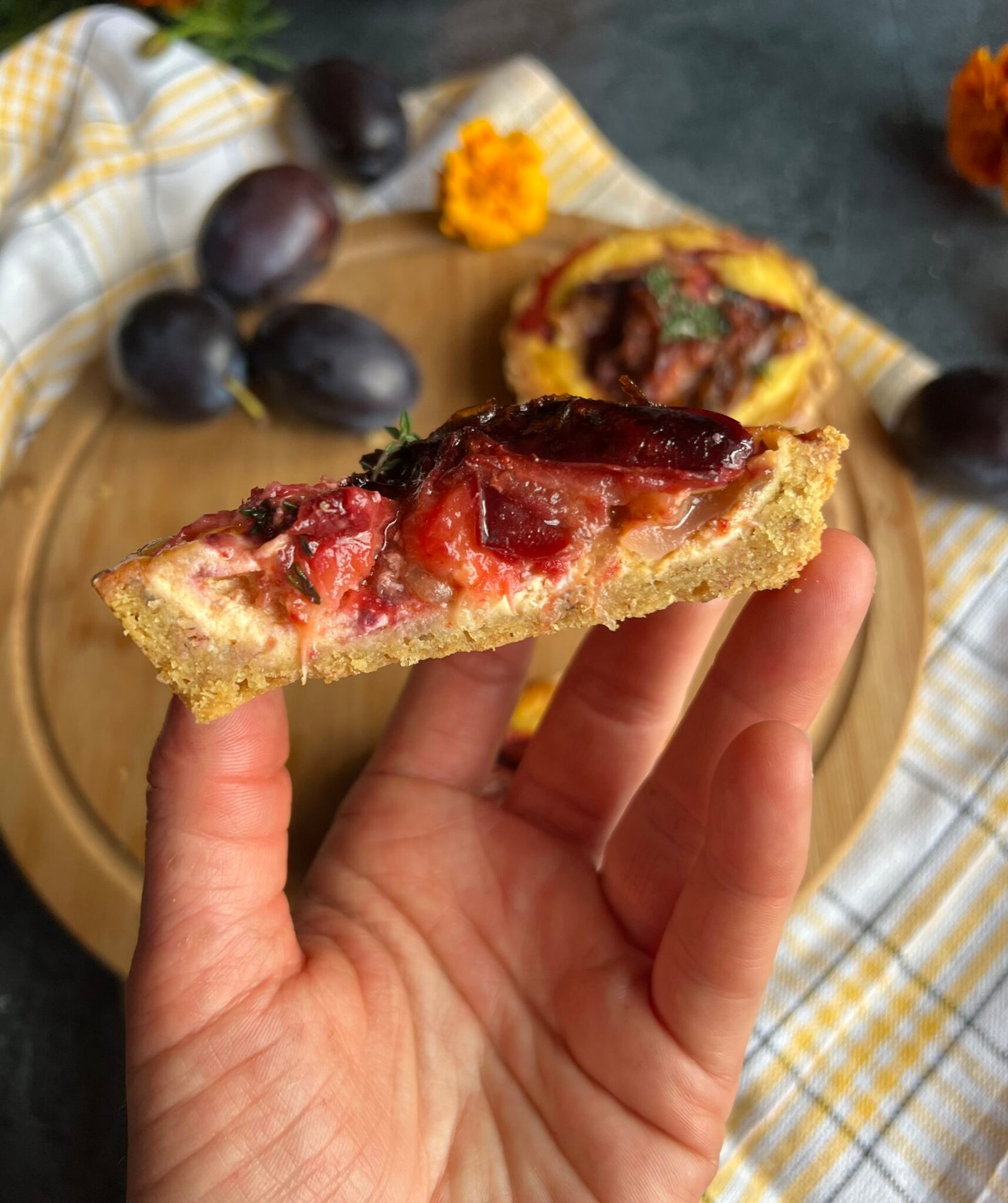 Tarta śliwkowa z wędzonym twarogiem - low carb