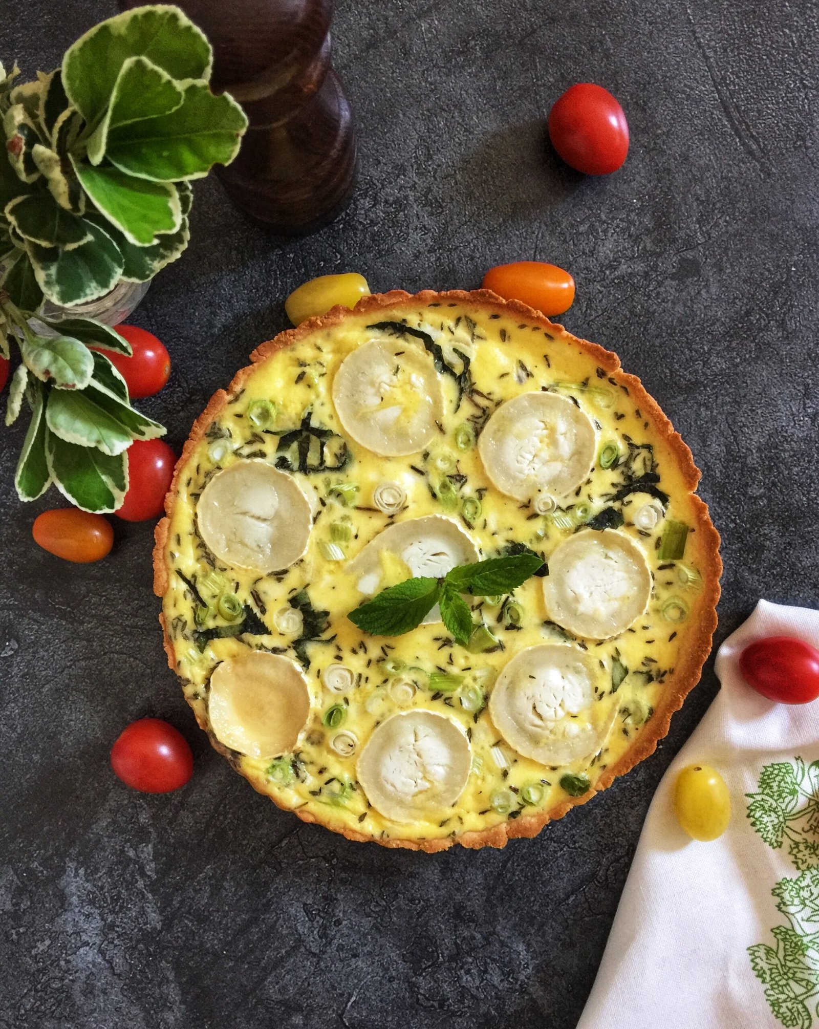 Keto tarta z kozim serem, dymką i miętą