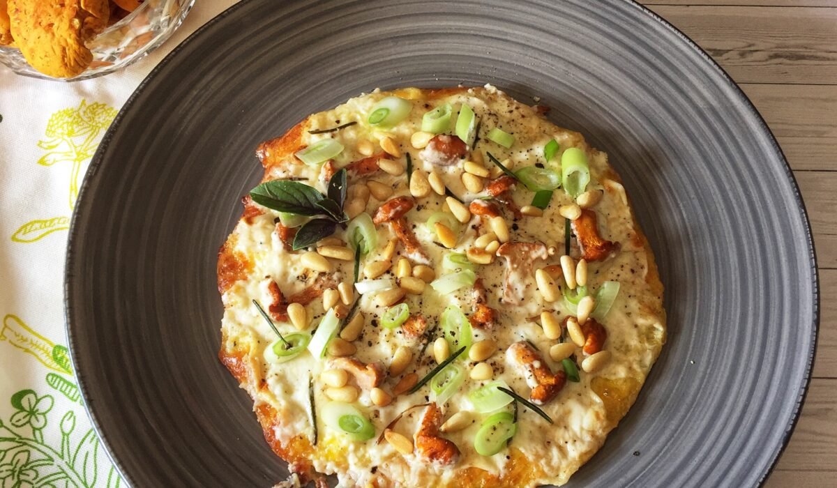 Keto pizza bianca z kurkami - bez mąki i bez glutenu