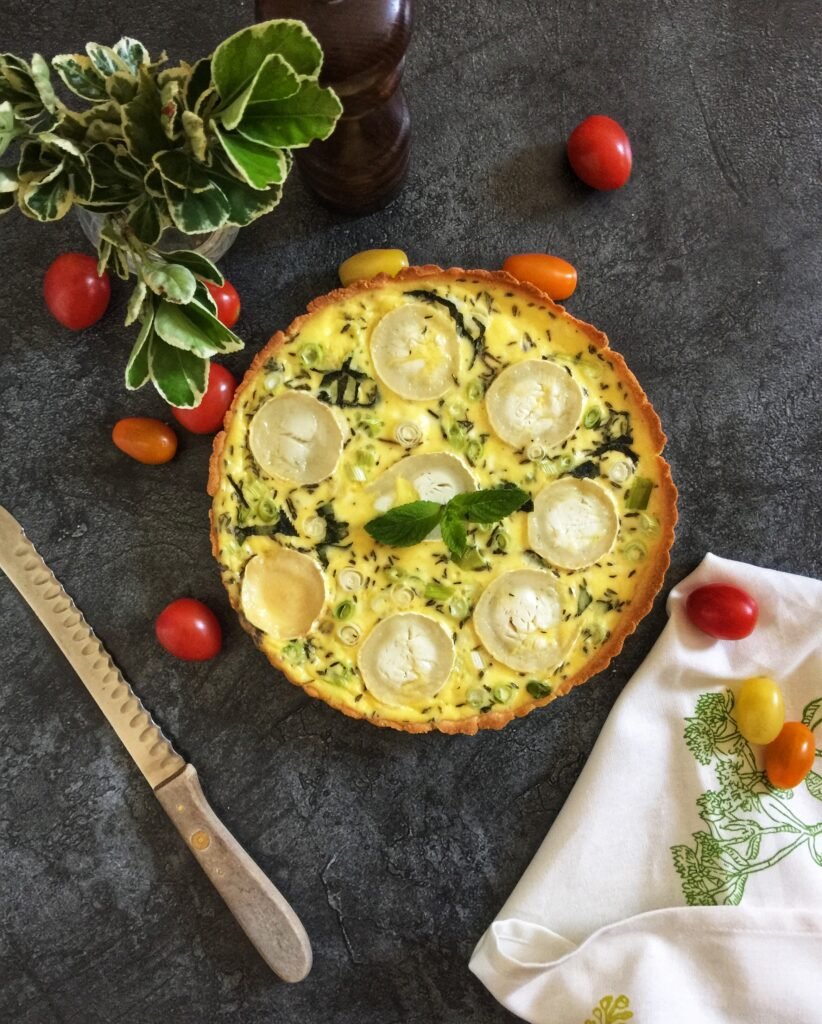 Keto tarta z kozim serem, dymką i miętą