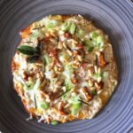 Keto pizza bianca z kurkami