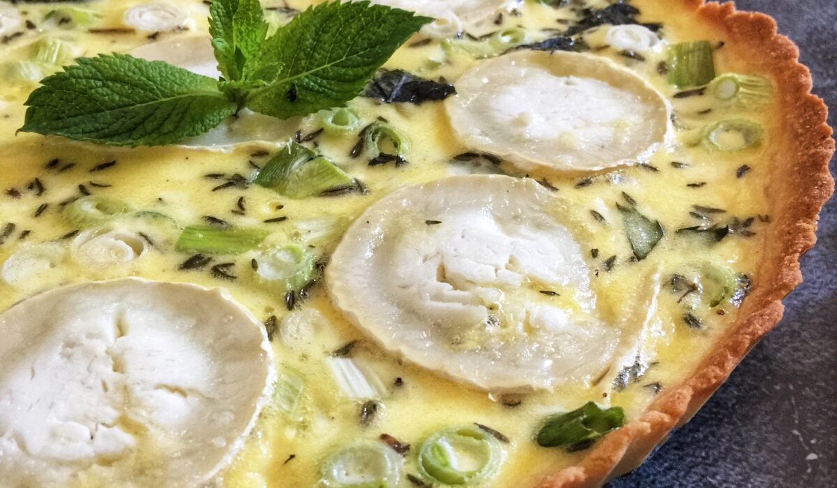 Keto tarta z kozim serem, dymką i miętą