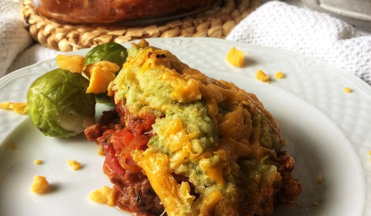 Keto zapiekanka pasterska z puree z brukselki