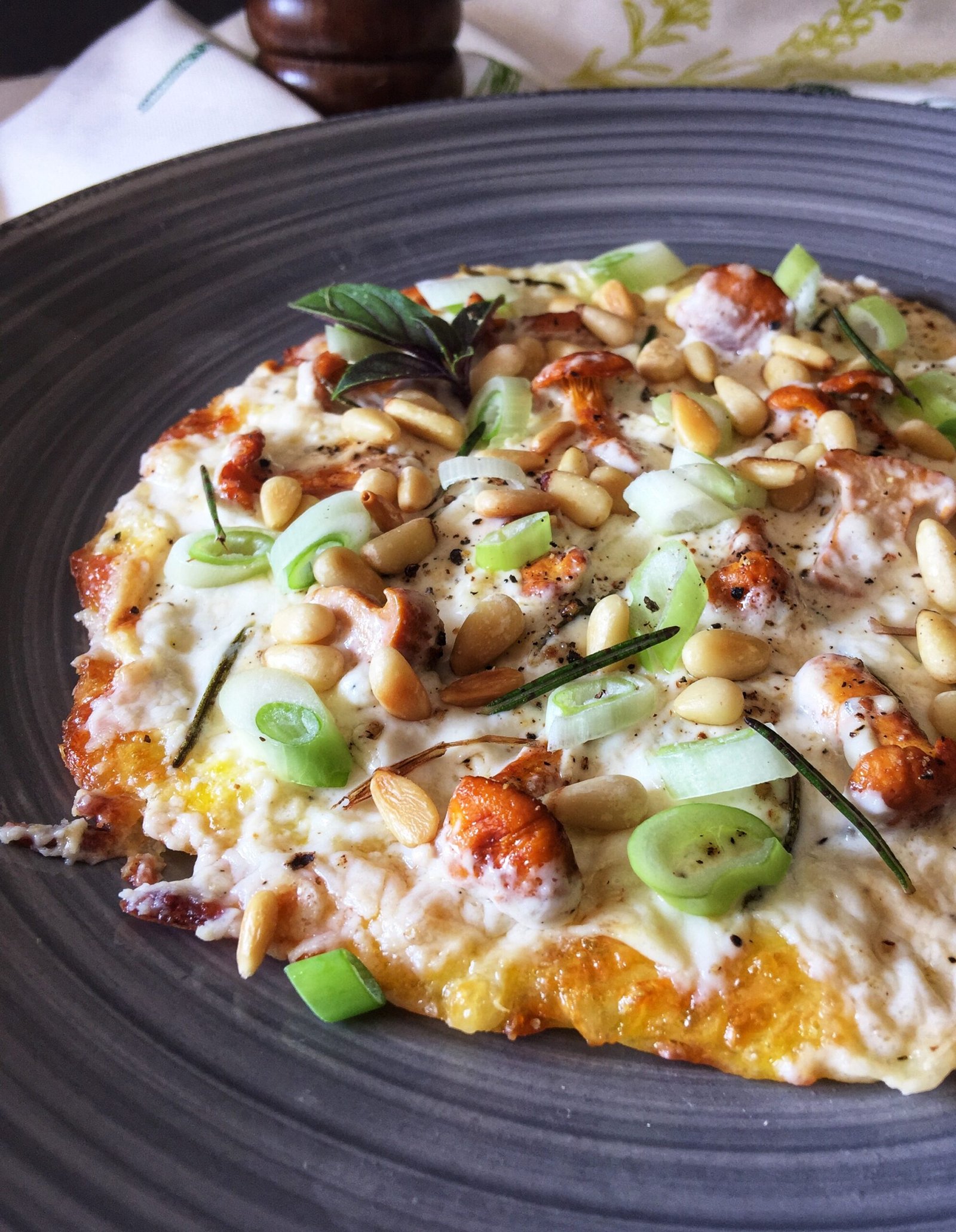 Keto pizza bianca z kurkami - bez mąki i bez glutenu