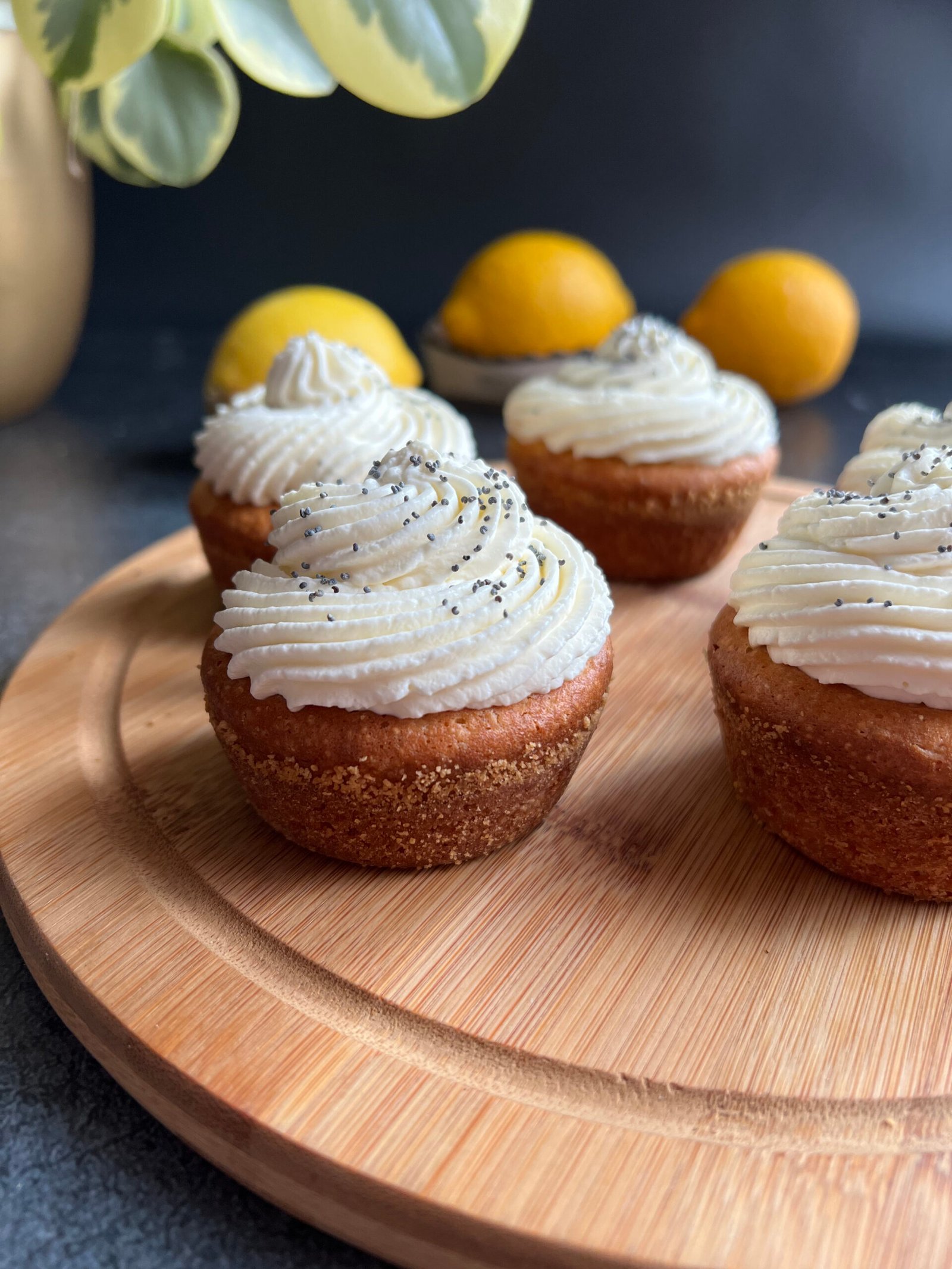 Keto babeczki cytrynowe z makiem i kremem mascarpone
