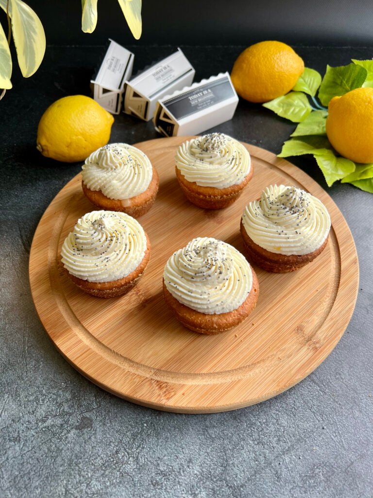 Keto babeczki cytrynowe z makiem i kremem mascarpone