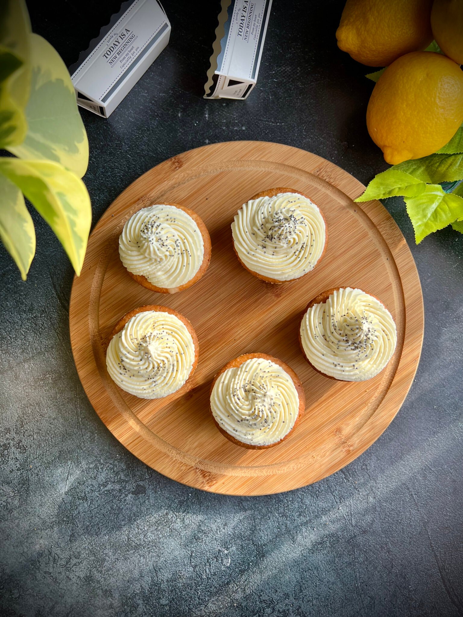 Keto babeczki cytrynowe z makiem i kremem mascarpone
