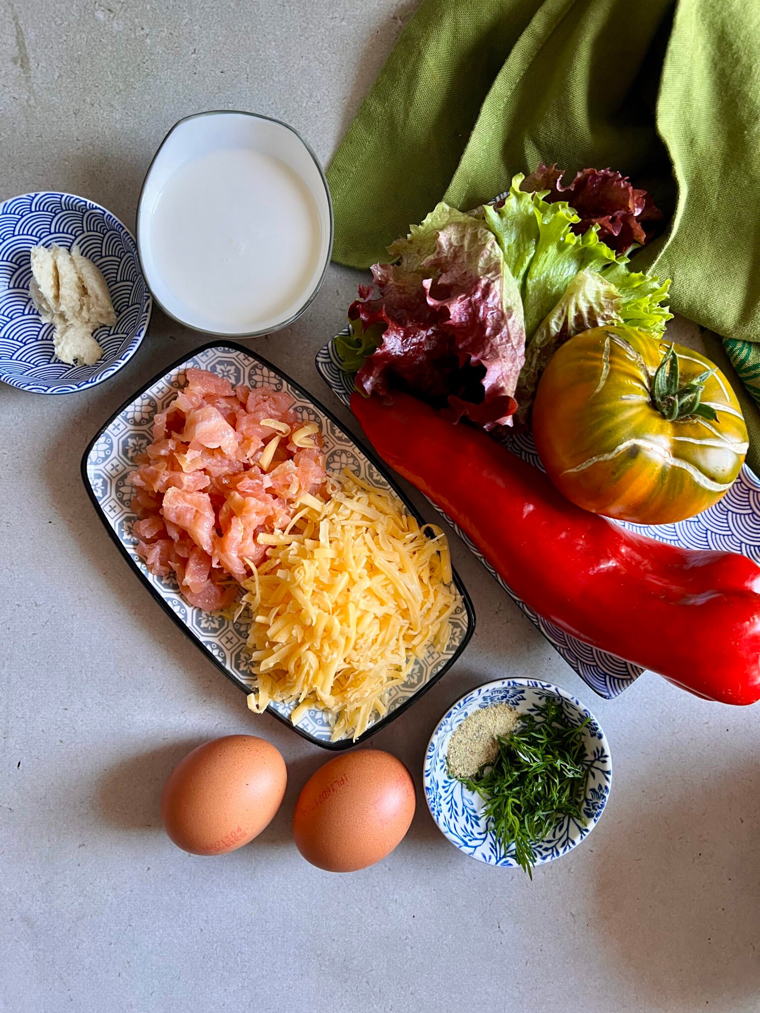 Keto omlet z łososiem wędzonym, chrzanem i koperkiem - składniki