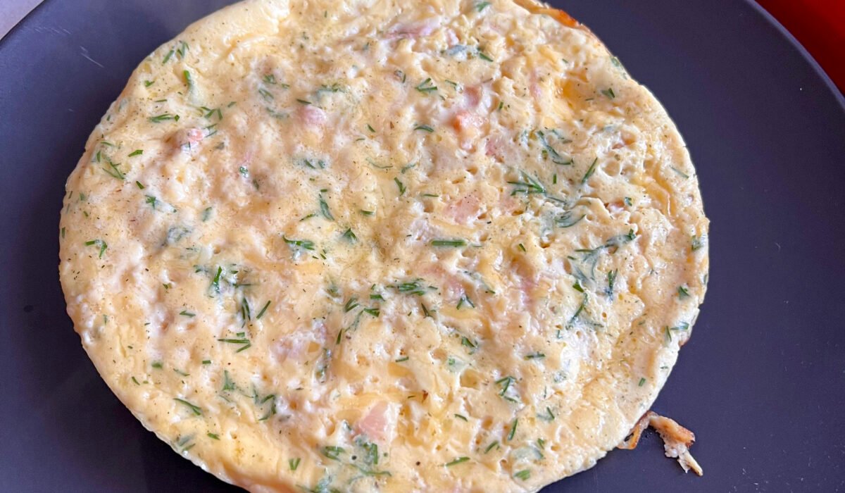 Keto omlet z łososiem wędzonym, chrzanem i koperkiem