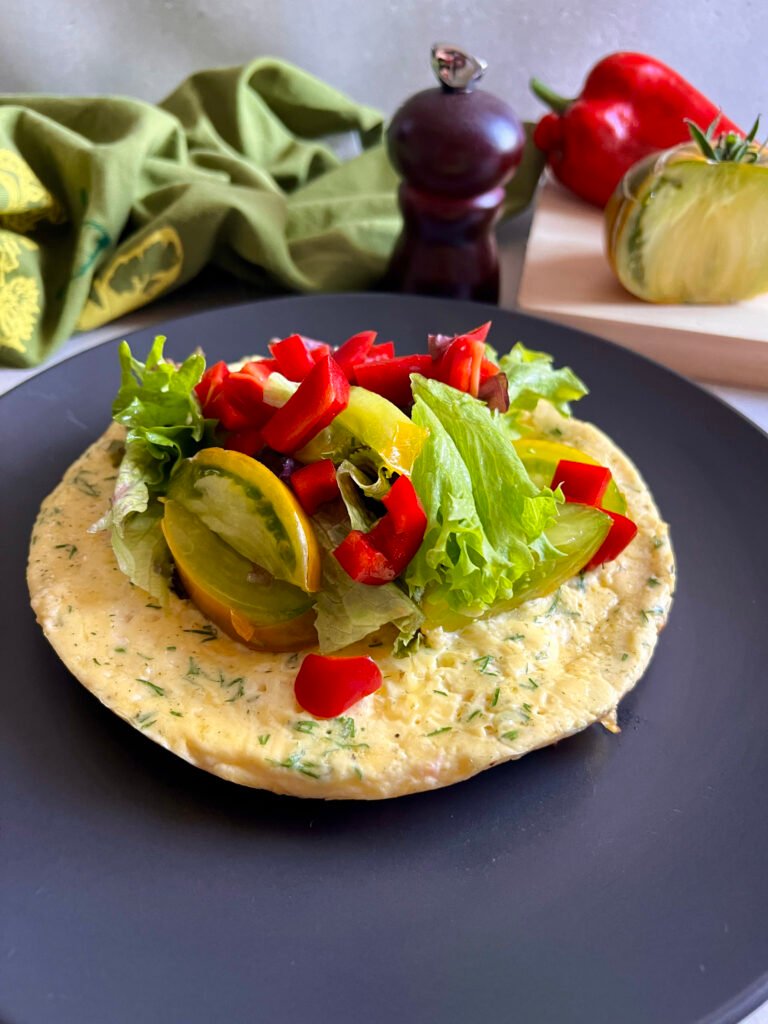 Read more about the article Keto omlet z łososiem wędzonym