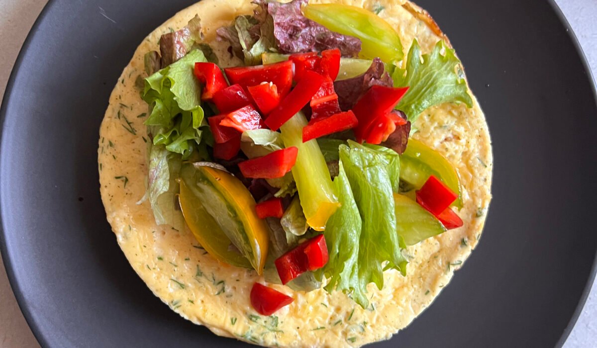 Keto omlet z łososiem wędzonym, chrzanem i koperkiem