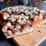 Keto ciasto migdałowe ze śliwkami