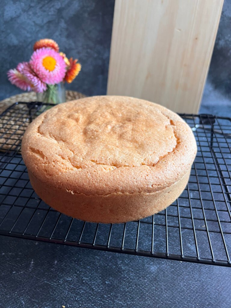 Tort kajmakowy ze śliwkami bez cukru i glutenu