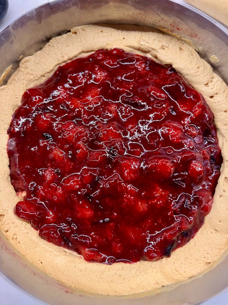 Tort kajmakowy ze śliwkami bez cukru i glutenu