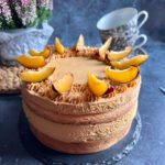 Tort kajmakowy ze śliwkami bez cukru i glutenu