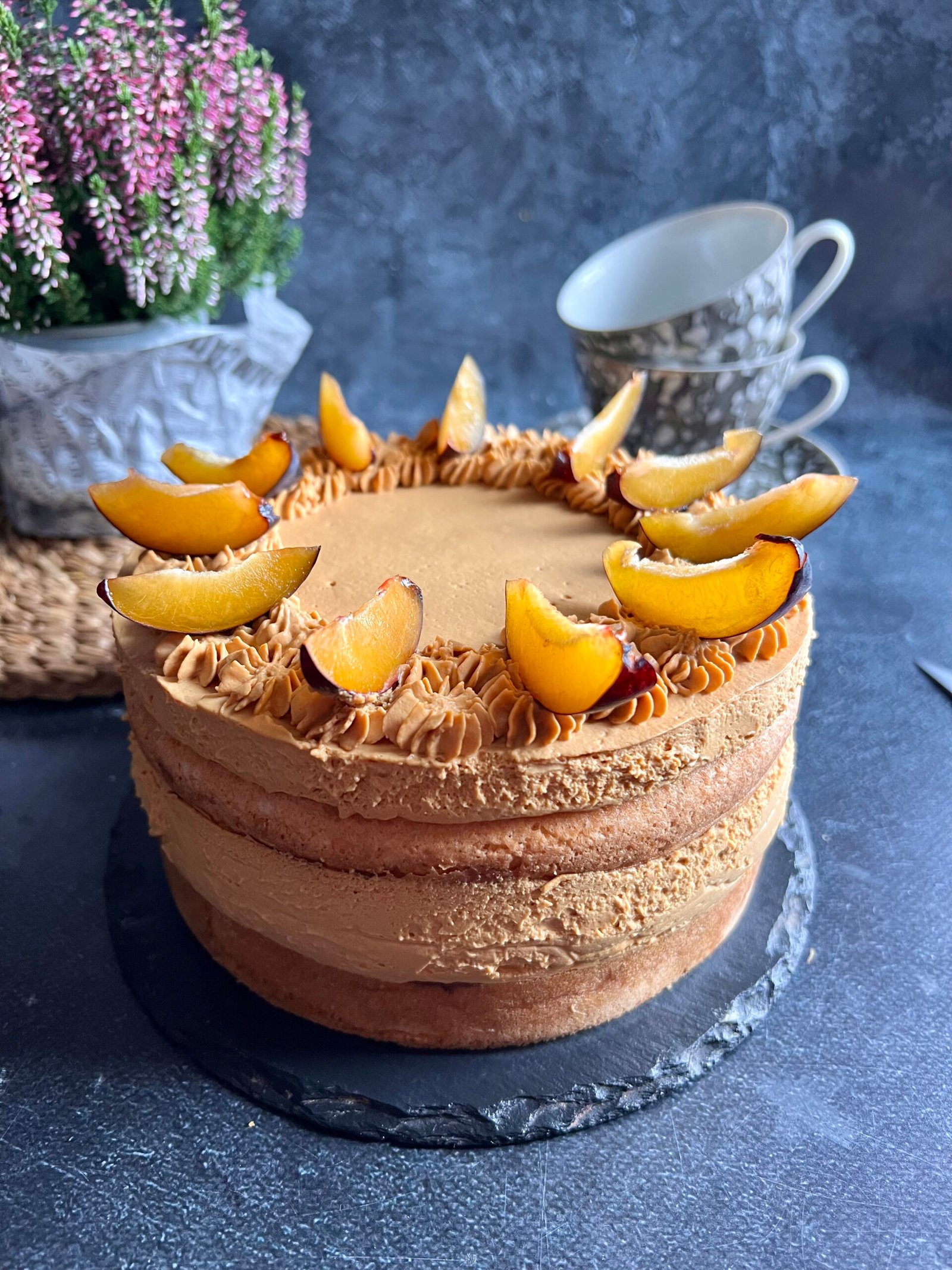 Tort kajmakowy ze śliwkami bez cukru i glutenu