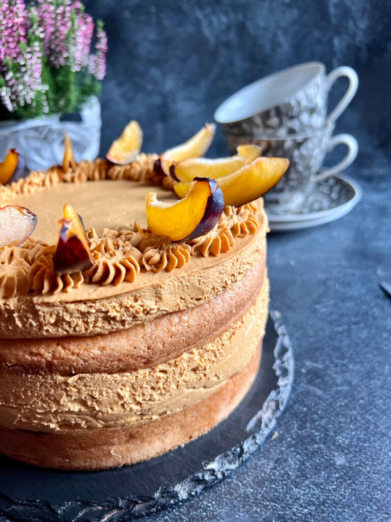 Tort kajmakowy ze śliwkami bez cukru i glutenu